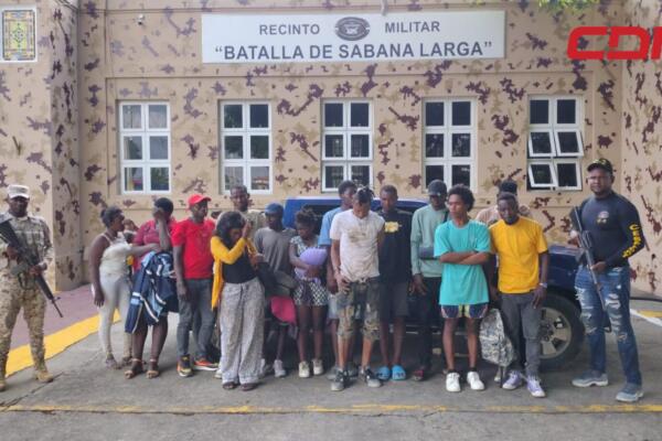 Inmigrantes haitianos detenidos por agentes del Cesfront. 