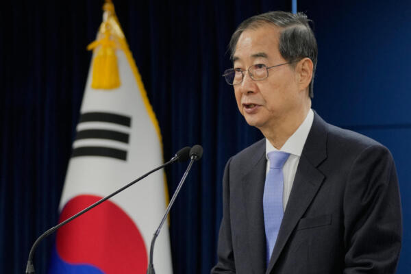 El presidente interino de Corea del Sur, Han Duck-soo, habla durante una sesión informativa en el Complejo Gubernamental de Seúl el 24 de marzo de 2025. AFP