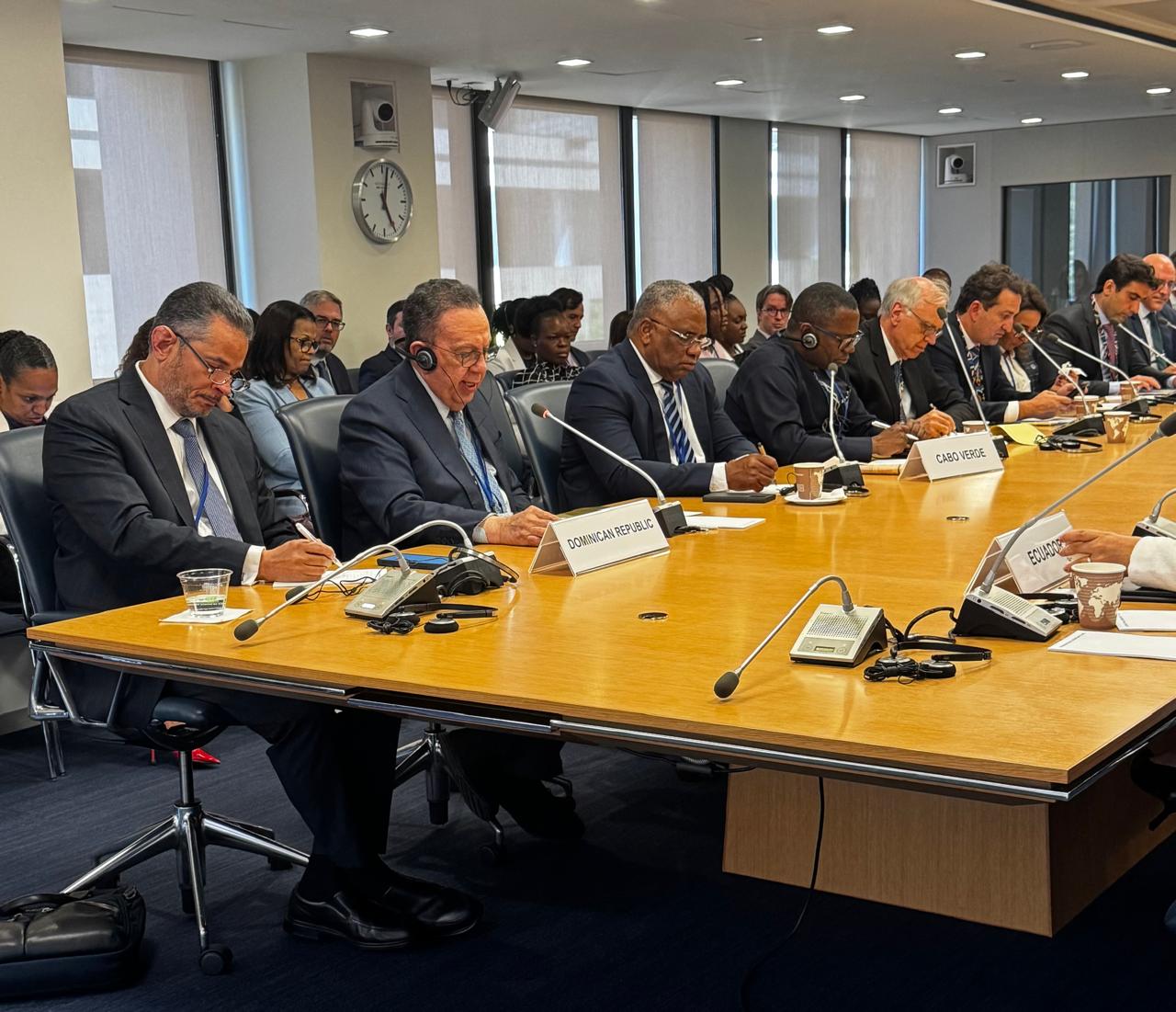El gobernador del Banco Central, Héctor Valdez Albizu, participa en reuniones del FMI, Banco Mundial y BID en Washington, destacando la resiliencia de la economía dominicana, el crecimiento del 5% en 2024 y la solidez macroeconómica del país.