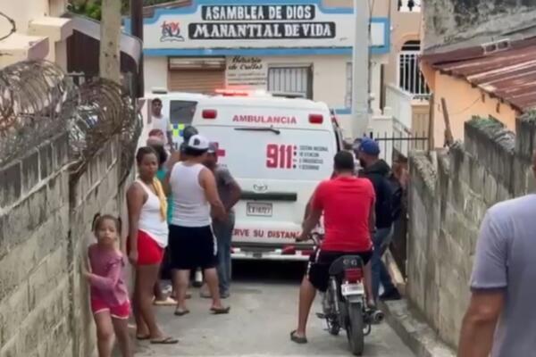 En San Pedro, San Francisco de Macorís un hombre le propinó cuatro disparos a una joven identificada como Esmerlyn Mejía.