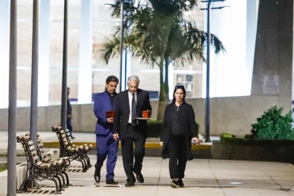 Los hijos del fallecido escritor Mario Vargas Llosa, Álvaro Vargas Llosa (izq.), Gonzalo Vargas Llosa (centro) y Morgana Vargas Llosa, caminan con la urna de las cenizas de su padre en el Centro Funerario y Crematorio del Ejército de Lima el 14 de abril de 2025.