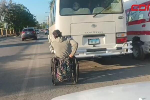 Se desconoce la identidad del hombre en sillas de ruedas que se enganchó de a defensa de autobús. 