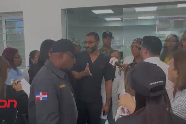 Decenas de familias acuden al Inacif en busca de sus parientes tras colapso del Jet Set. (foto, fuente externa)