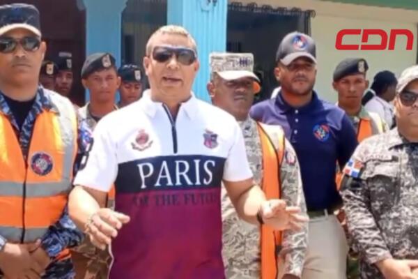 Luis Canela, director de la Junta Distrital junto a otras autoridades de la Defesan Civil. 