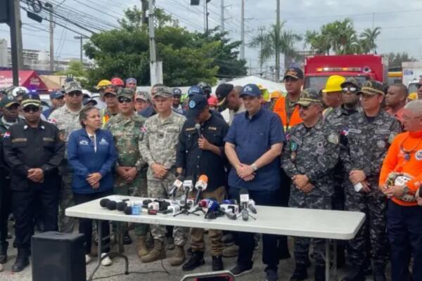 El director del COE visiblemente abatido por la ardua y dura operación, finalizó oficialmente la búsqueda de víctimas en la zona trágica / foto: fuente externa