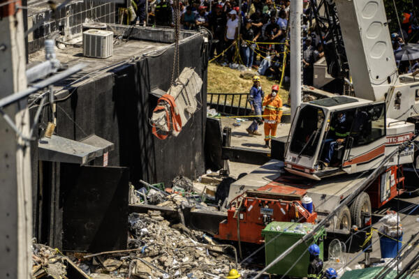 Personal de defensa civil y bomberos trabajan en la discoteca Jet Set tras el derrumbe de su techo en Santo Domingo el 8 de abril de 2025. 