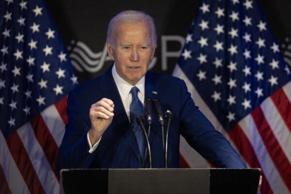 El expresidente estadounidense Joe Biden habla en una conferencia. AFP