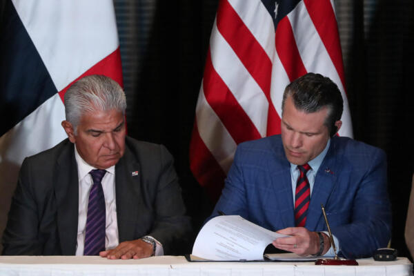 El presidente de Panamá, José Raúl Mulino, observa la firma de un acuerdo bilateral por parte del secretario de Defensa de EE. UU., Pete Hegseth, en la Ciudad de Panamá el 9 de abril de 2025. AFP
