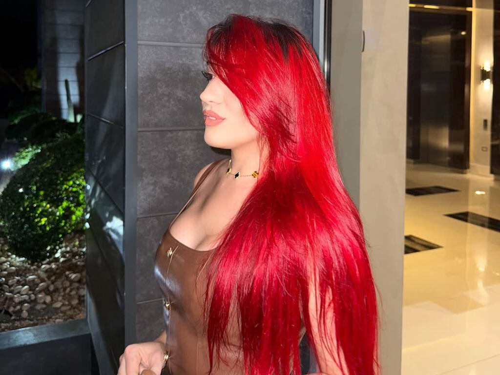 Karen Yapoort muestra el resultado de su cirugía estética