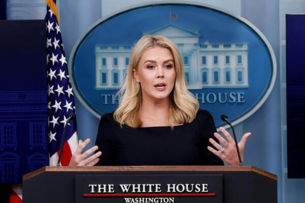 La secretaria de prensa de la Casa Blanca, Karoline Leavitt, habla durante la rueda de prensa diaria en la Sala Brady de Prensa de la Casa Blanca. AFP