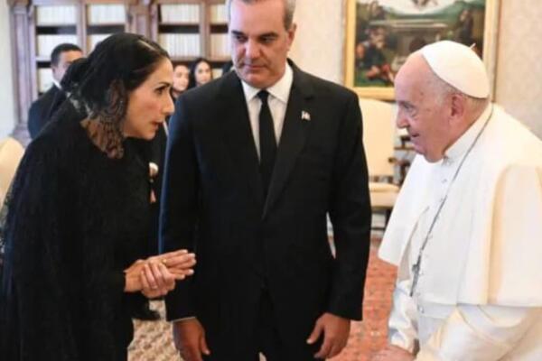 Foto del presidente Luis Abinader y la primera dama Raquel Arbaje, junto al fallecido papa Francisco.