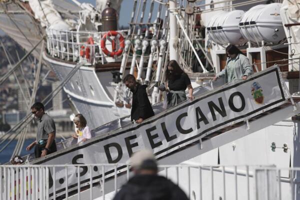 Largas filas en Chile para visitar el buque Elcano, donde viaja la princesa Leonor