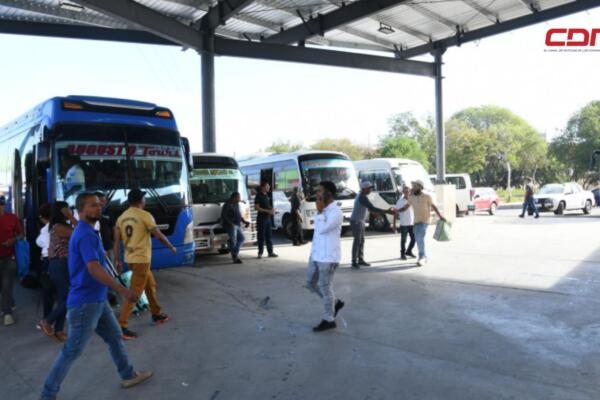 Bajo flujo de pasajeros en la parada del kilómetro 9 en Jueves Santo. (foto, fuente externa)
