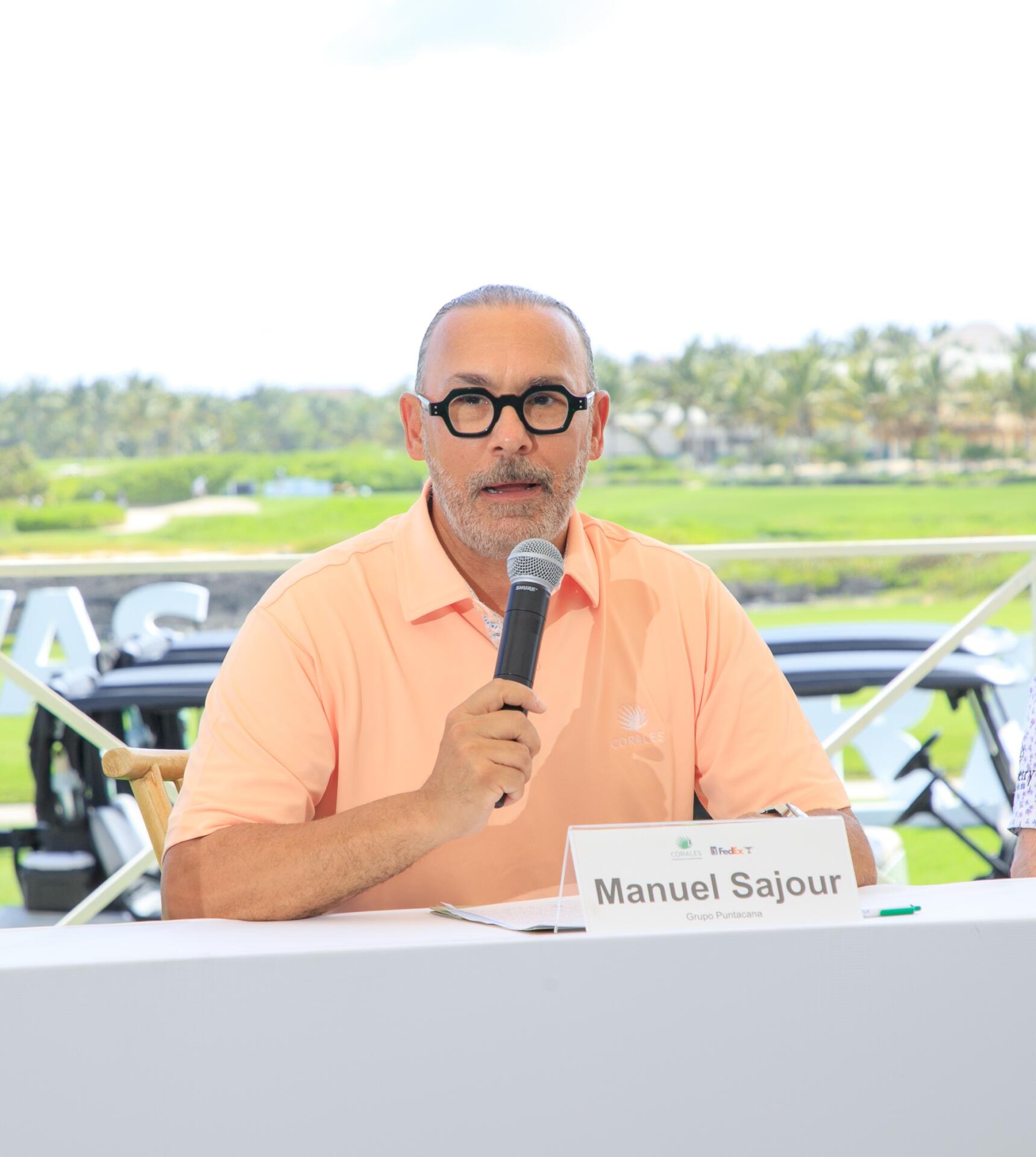 Corales Puntacana Resort, sede del primer y único PGA TOUR Event de República Dominicana, fue diseñado por el mundialmente famoso arquitecto Tom Fazio. Abierto en 2010, está ubicado junto a los acantilados, bahías, ensenadas oceánicas naturales, los lagos interiores y canteras coralinas del mar Caribe.
