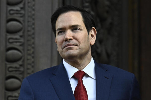 El secretario de Estado estadounidense, Marco Rubio, observa a su llegada al Quai d'Orsay. AFP