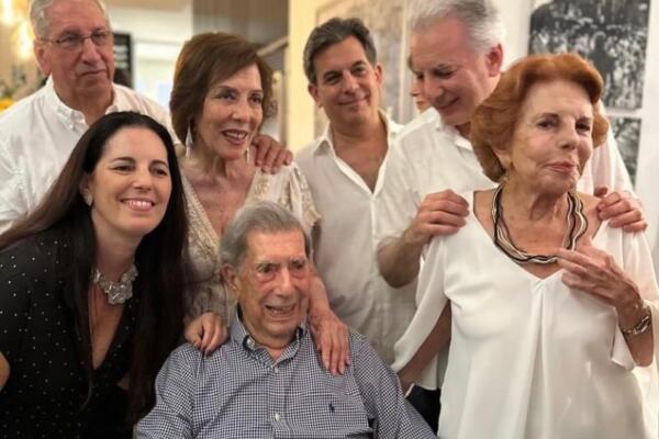 Fotografía de Mario Vargas Llosa, compartiendo con su familia.