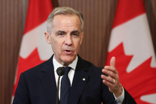 El primer ministro canadiense, Mark Carney, habla en una conferencia de prensa sobre los aranceles estadounidenses en la Colina del Parlamento en Ottawa el 3 de abril de 2025. AFP