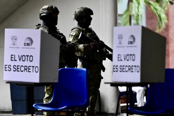 Militares hacen guardia en un colegio electoral durante la segunda vuelta de las elecciones presidenciales en Guayaquil, provincia del Guayas, Ecuador, el 13 de abril de 2025. AFP