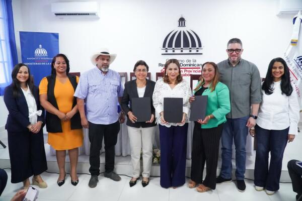 Ministra de la Mujer, Mayra Jiménez, junto a otras autoridades de la provincia Dajabón.