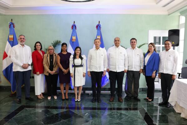 Mirex y ProDominicana firman acuerdo para fortalecer procesos de visados y residencia de extranjeros por inversión y negocio. FOTO: fuente externa.