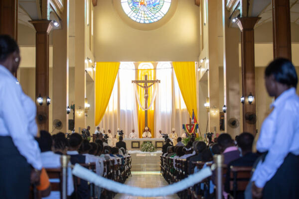 Fotografía de una misa en honor al papa Francisco este viernes, en la iglesia Saint Pierre del barrio Petionville, en Puerto Príncipe (Haití). EFE/ Mentor David Lorens