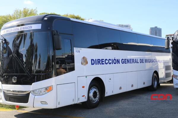 Abinader entrega 58 vehículos para fortalecer operativos migratorios. (Foto, fuente externa)