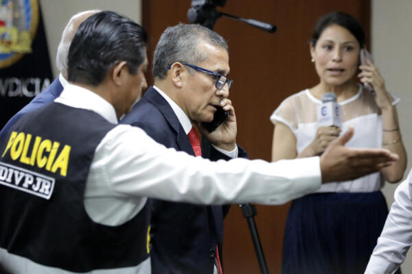 El expresidente peruano (2011-2016), Ollanta Humala, habla por teléfono al salir de su audiencia de sentencia en un tribunal de Lima el 15 de abril de 2025. AFP