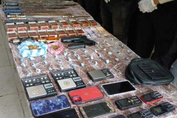 Operativo en Barahona: varios arrestos e incautación de armas y drogas.