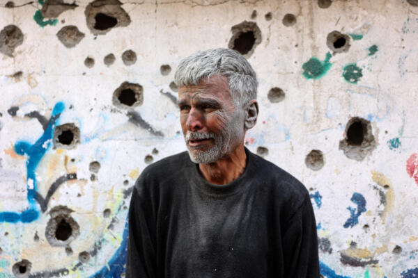Un anciano palestino reacciona frente a un edificio alcanzado por un ataque israelí en el barrio de Shujaiya, al este de la Ciudad de Gaza, el 10 de abril de 2025.