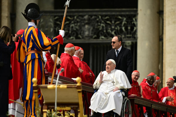 El Papa Francisco saluda a los cardenales durante una aparición sorpresa al final de la misa del Domingo de Ramos en la plaza de San Pedro en el Vaticano el 13 de abril de 2025. Tiziana FABI / AFP