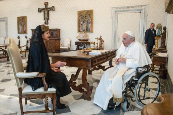 El papa Francisco y la vicepresidenta de la República Dominicana, Raquel Peña