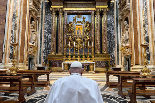 Esta foto, tomada y difundida el 12 de abril de 2025 por el servicio de prensa de The Vatican Media, muestra al papa Francisco rezando en la Basílica de Santa María la Mayor de Roma. AFP