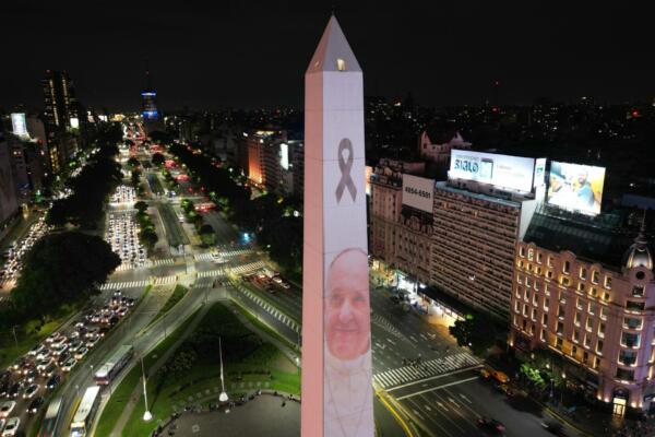 En esta vista aérea, el Obelisco se ilumina con la imagen del difunto Papa Francisco en la Plaza de la República de Buenos Aires el 25 de abril de 2025, en vísperas de su entierro en el Vaticano. AFP