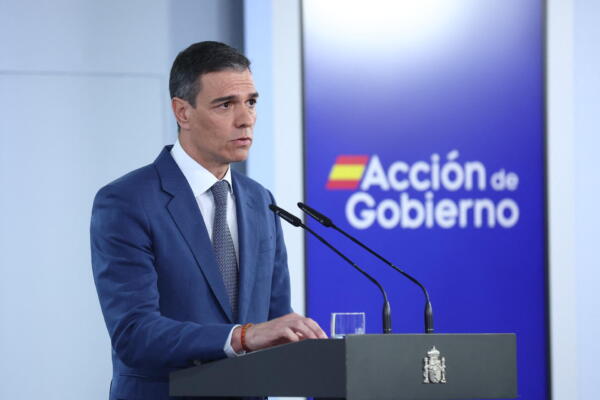El presidente del Gobierno español, Pedro Sánchez, pronuncia un discurso televisado durante un apagón masivo que afectó a toda la península Ibérica y el sur de Francia, en Madrid. AFP