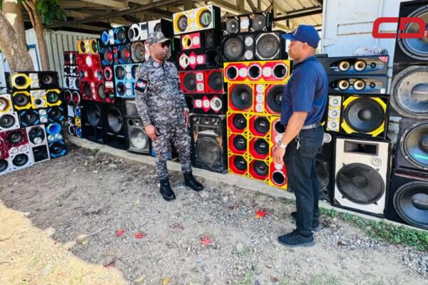 Decenas de bocinas incautadas por agentes del orden en Santiago de los Caballeros. 