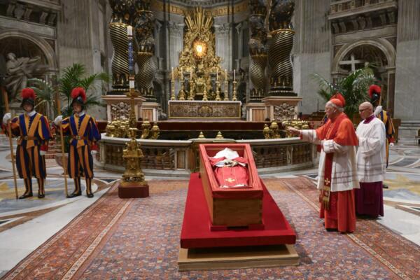 Esta foto, tomada y distribuida por The Vatican Media, muestra a Kevin Farrell, cardenal camarlengo, durante el rito de la Velatio antes de sellar el féretro del papa Francisco en la víspera de su funeral en el Vaticano. AFP