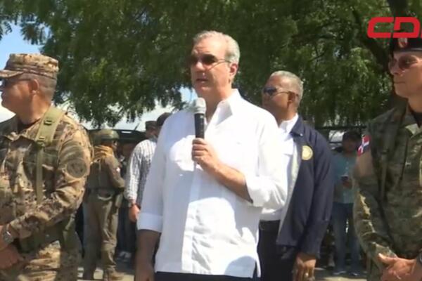 Presidente Luis Abinader durante recorrido en la provincia Pedernales como parte de su agenda. 