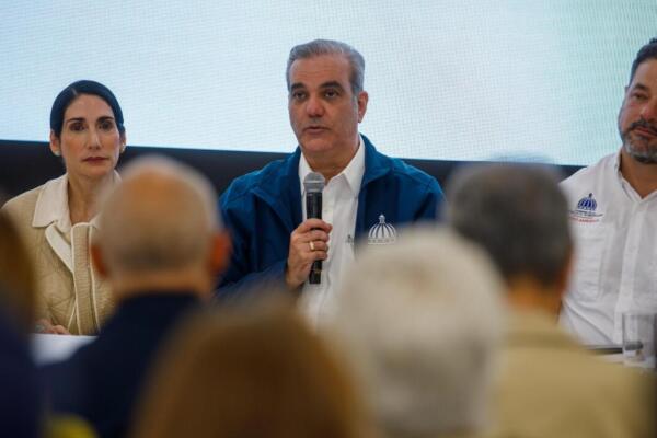 Presidente Abinader encabeza reunión para preservar recursos hídricos, bosques y biodiversidad en cuenca río Yaque del Norte