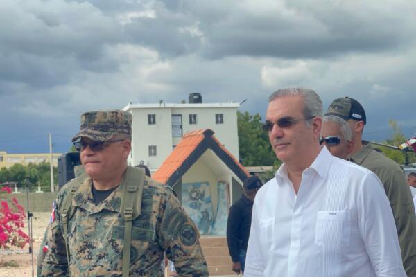 Presidente Luis Abinader durante recorrido en la provincia Pedernales como parte de su agenda. 