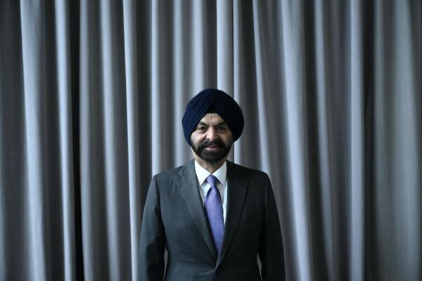 El presidente del Grupo Banco Mundial, Ajay Banga, posa para una foto durante una entrevista con AFP.