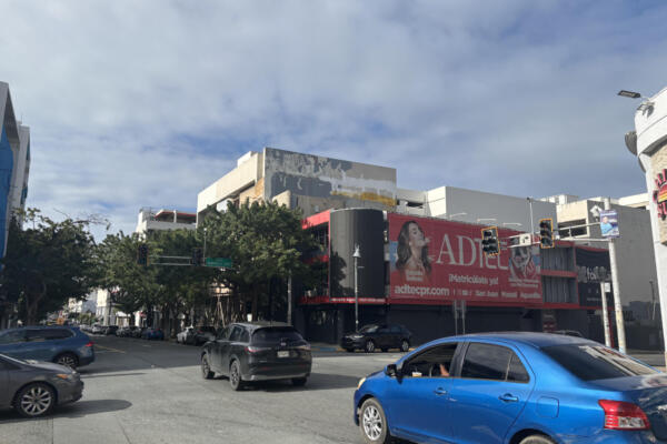 Fotografía de carros en medio de un cruce con los semáforos apagados en San Juan (Puerto Rico). EFE/ Esther Alaejos