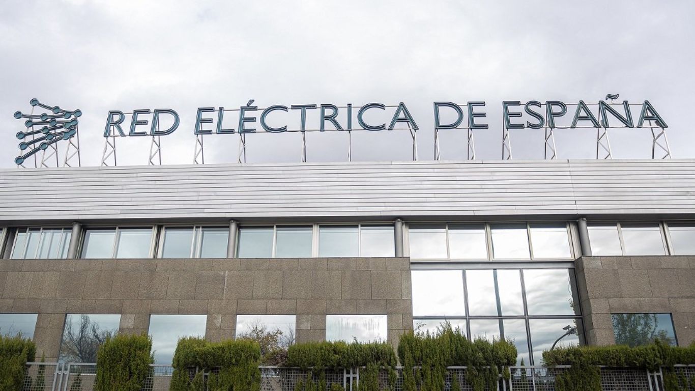 El suministro eléctrico se ha interrumpido en toda la España peninsular en torno a las 12.30 horas del mediodía por causas aún desconocidas.