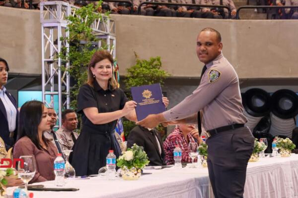 Vicepresidenta Raquel Peña encabeza graduación de 3,048 nuevos policías. (Foto, fuente externa)
