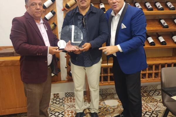Reconocimiento a Juan Núñez de la Liga Naconal de Béisbol Profesional