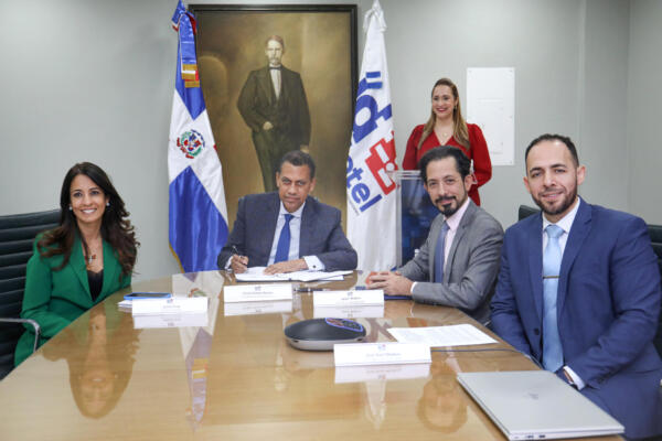 Acompañaron Guido Gómez Mazara, presidente del Instituto Dominicano de las Telecomunicaciones (Indotel), la directora ejecutiva del Indotel, Julissa Cruz; el director de Ciberseguridad, César Moliné, y José Madera, encargado del Departamento de Firma Digital. 