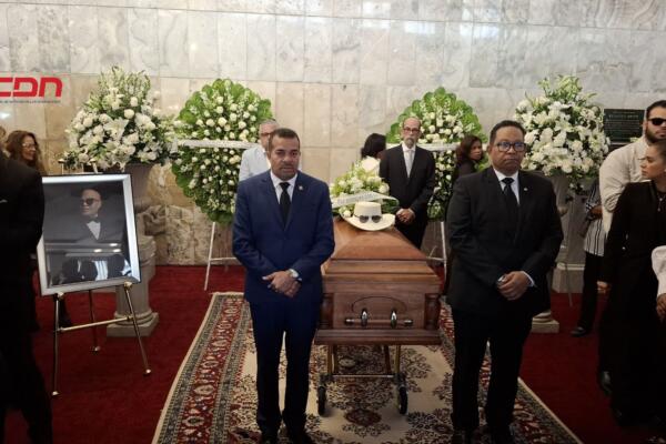 Canciones y oraciones acompañan el último adiós de Rubby Pérez. (foto: Danny Polanco)