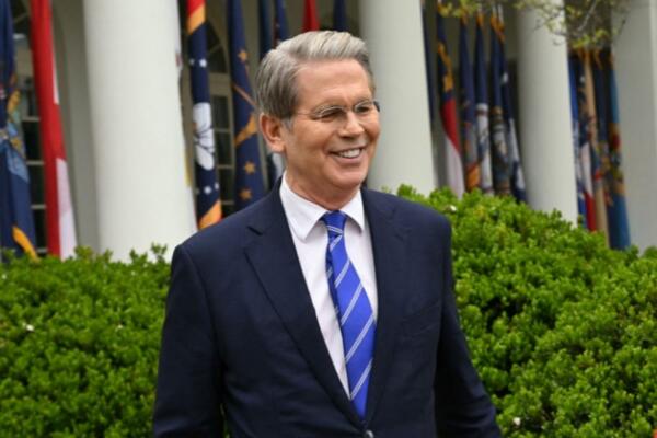 El secretario del Tesoro de Estados Unidos, Scott Bessent, asiste a los comentarios del presidente Donald Trump sobre los aranceles recíprocos.