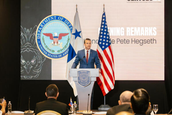 El secretario de Defensa de Estados Unidos, Pete Hegseth, habla durante la Conferencia de Seguridad Centroamericana (Centsec) en Panamá. EFE/ Walter Hurtado