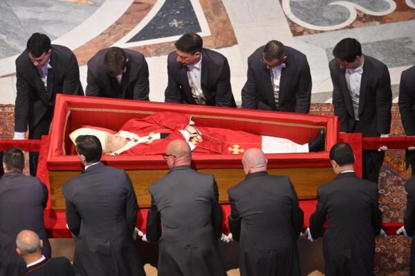 Sobrino del papa Francisco viaja a su funeral en Roma