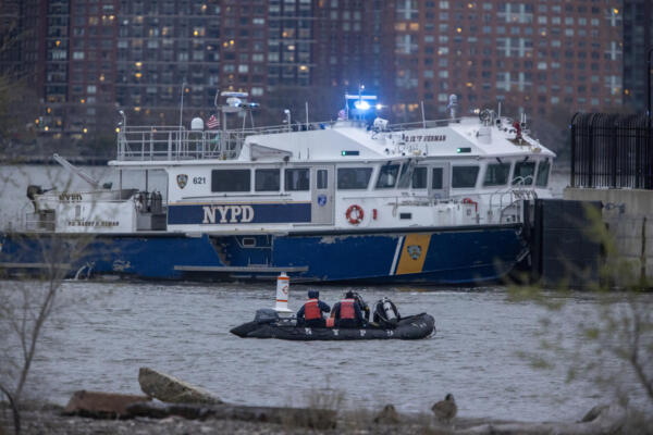 Personal de organismos de emergencia participan en las labores de rescate tras el accidente de un helicóptero en el Río Hudson, en Nueva York (EEUU). EFE/ Angel Colmenares